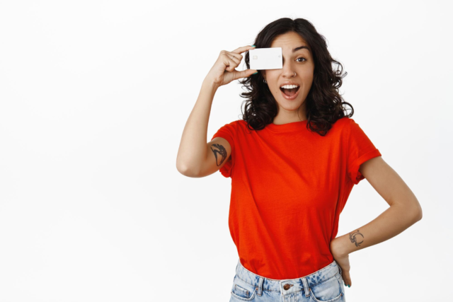 Mujer joven sonriendo y mostrando su primera tarjeta de crédito en México, ideal para quienes buscan solicitar tarjeta sin historial crediticio.