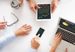 Comparación entre bancos tradicionales y fintechs en Argentina con gráficos financieros