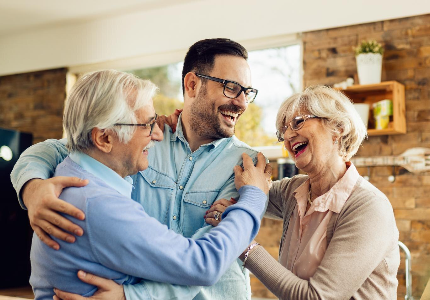 Família reunida e sorrindo, representando proteção financeira e benefício do seguro de vida para os beneficiários